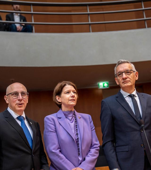 Von rechts nach links: Martin Jäger, Präsident des BND; Martina Rosenberg, Präsidentin des MAD; Sinan Selen, Präsident des BfV.