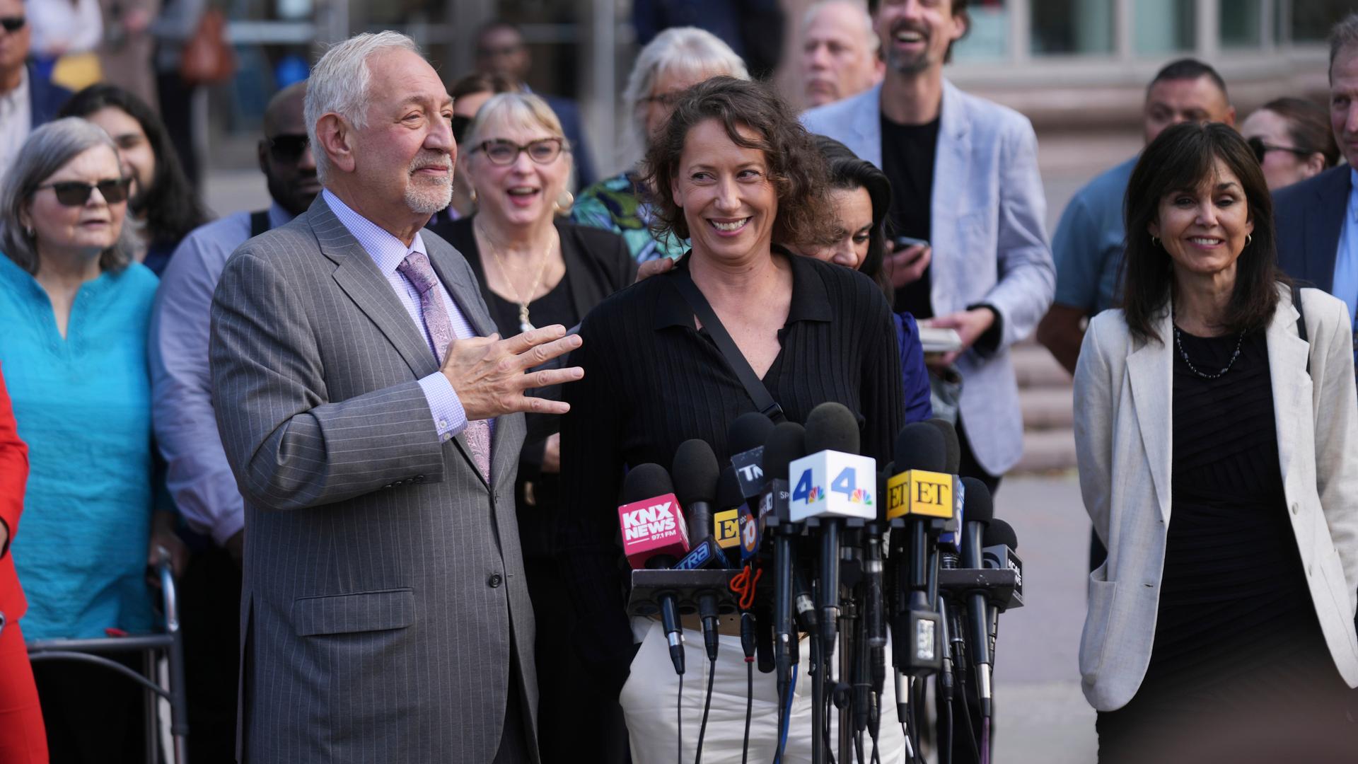 Der Anwalt der Menendez-Brüder spricht mit Familienmitgliedern und Unterstützern nach der Anhördung in Los Angeles.