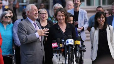 Der Anwalt der Menendez-Brüder spricht mit Familienmitgliedern und Unterstützern nach der Anhördung in Los Angeles.