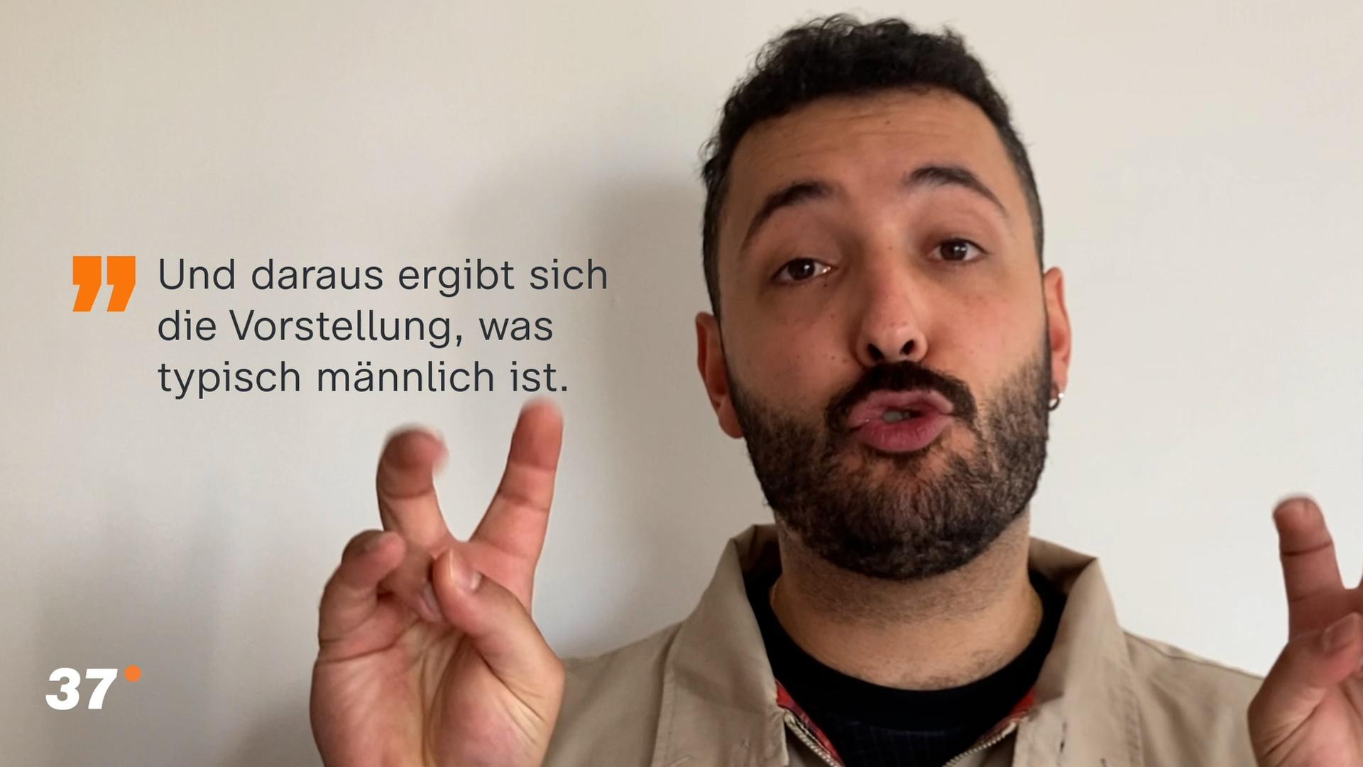 Mann mit Bart, der Autor Fikri Anıl Altıntaş
