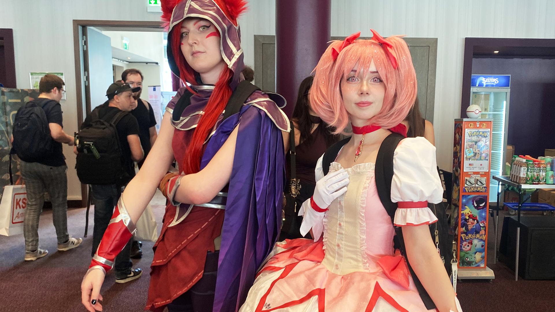 Zwei verkleidete junge Frauen bei der AnimagiC 2025 in Mannheim.