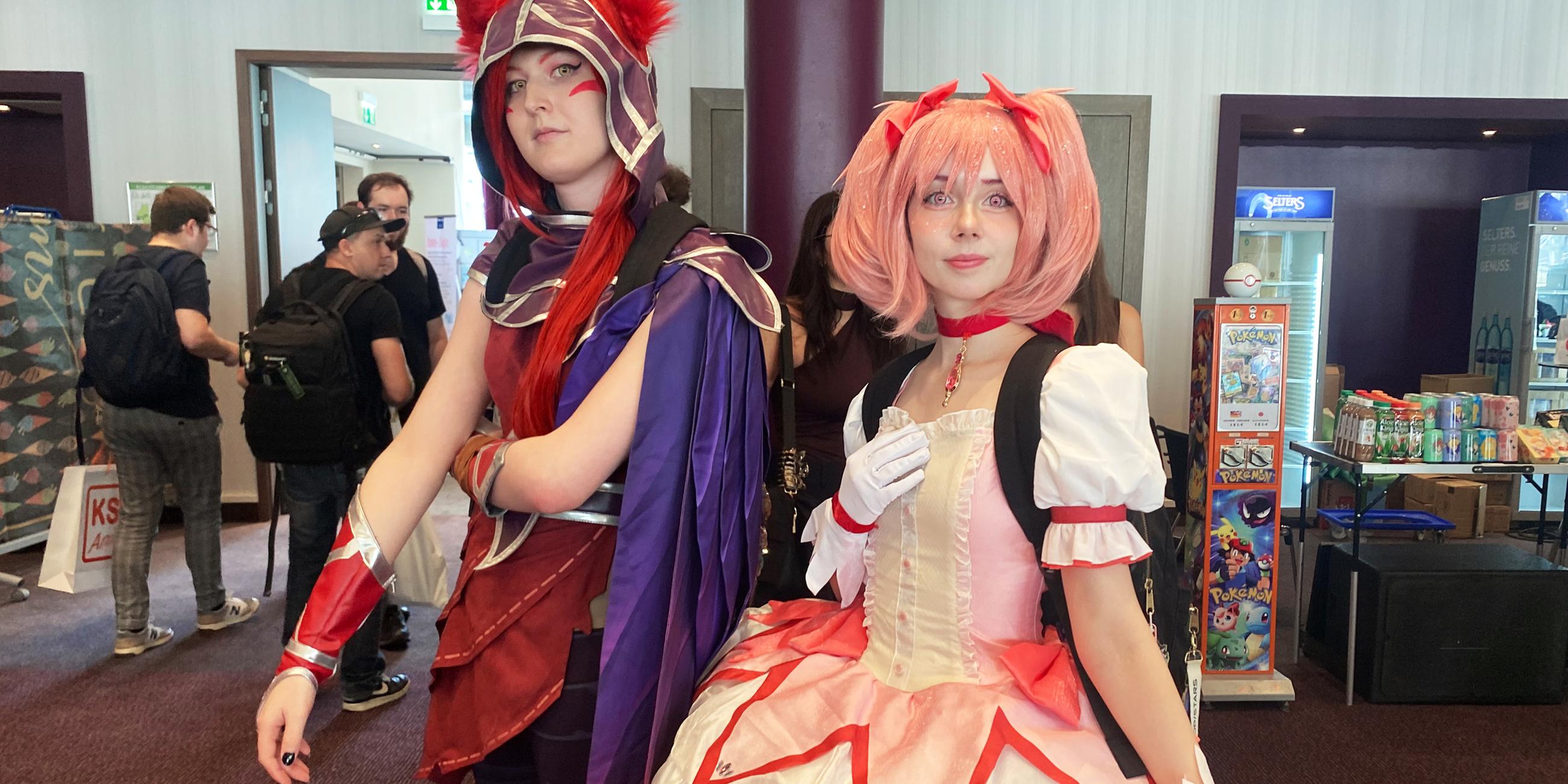 Zwei verkleidete junge Frauen bei der AnimagiC 2025 in Mannheim.