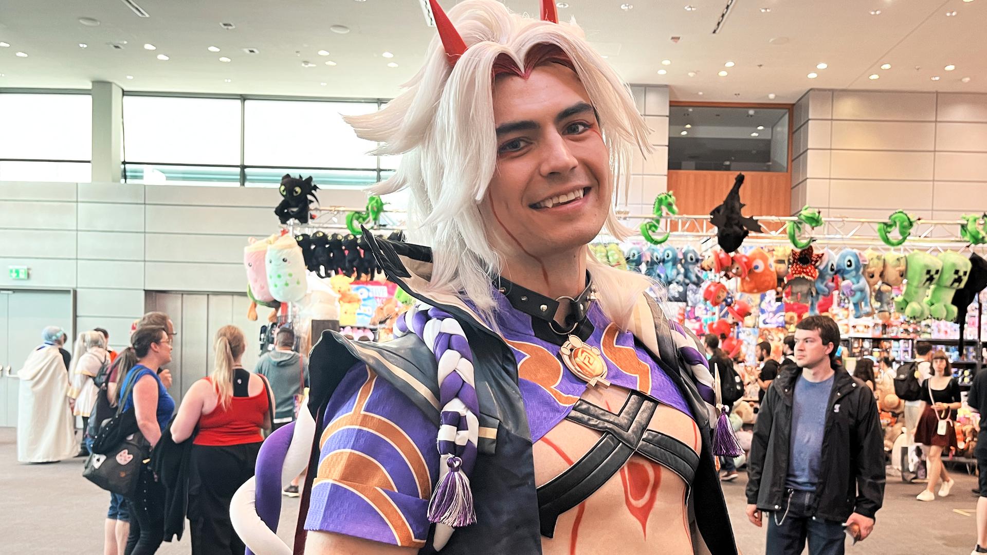 Ein verkleiderter, junger Mann bei der AnimagiC 2025 in Mannheim.