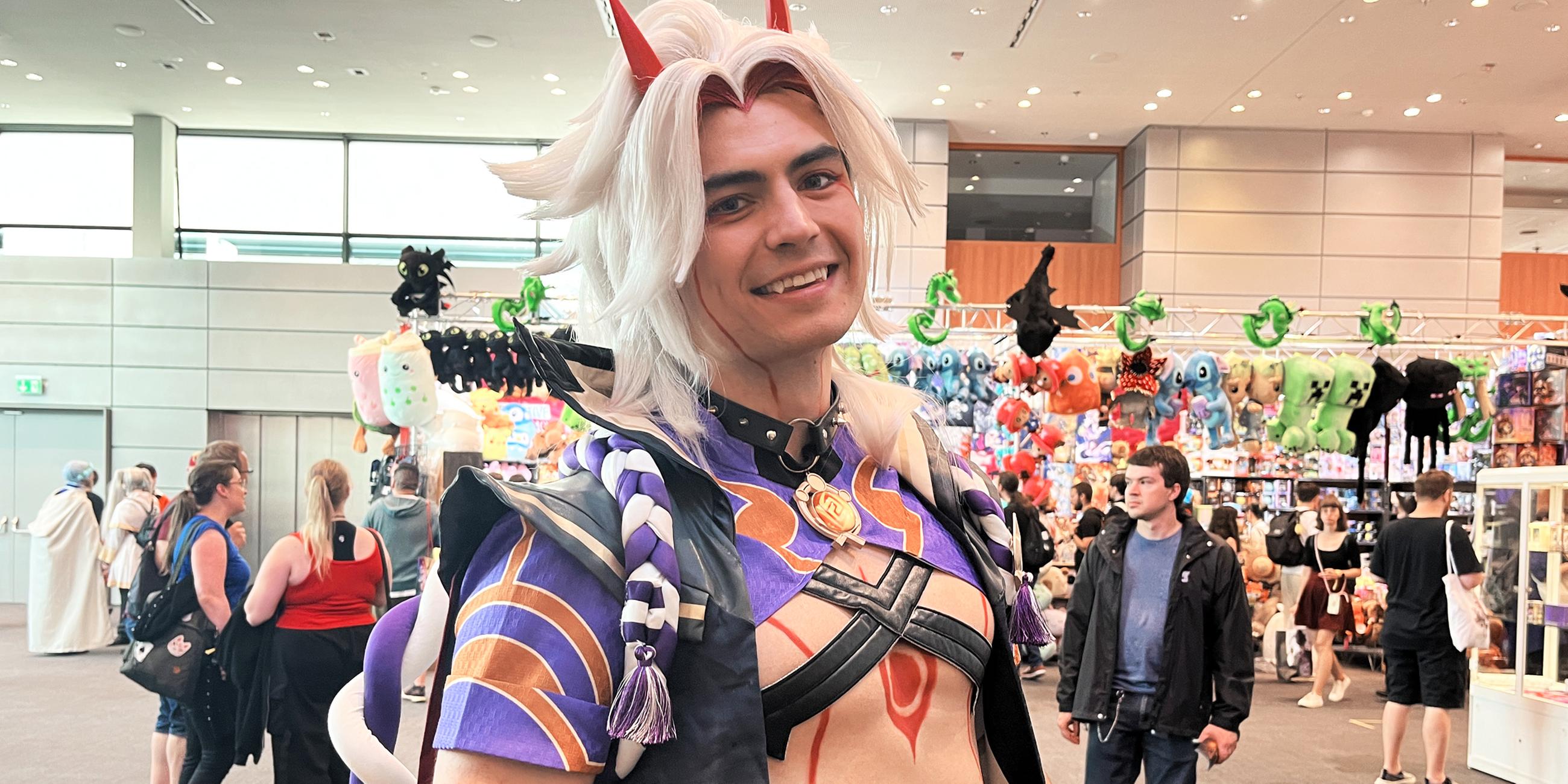 Ein verkleiderter, junger Mann bei der AnimagiC 2025 in Mannheim.