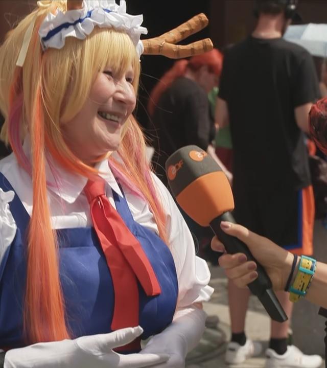 Frau in einem Cosplay-Kostüm