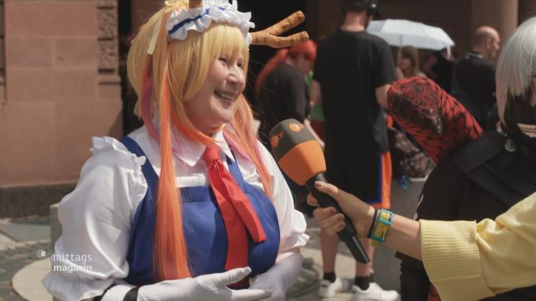 Frau in einem Cosplay-Kostüm