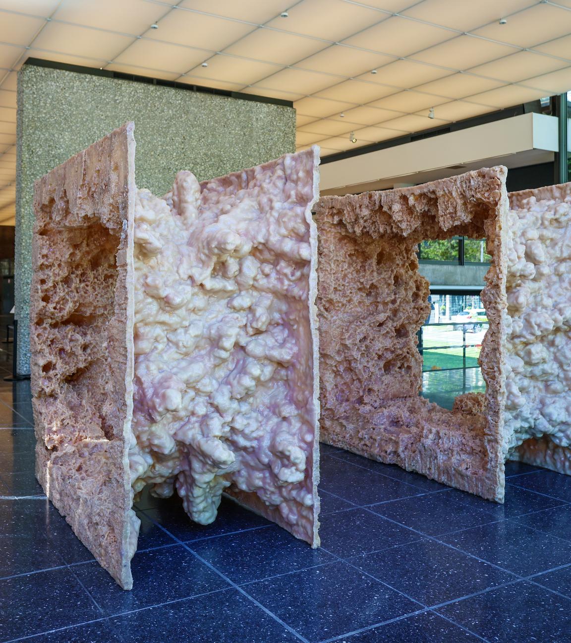 Große abstrakte Kunstwerke in einem Museum