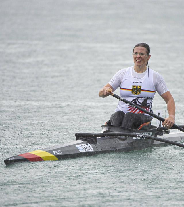 Para Kanu: Anja Adler bei strömendem Regen in ihrem Boot bei WM 2025 in Italien.