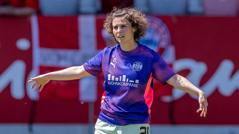 Anja Pfluger (SGS Essen, 21) beim Aufwaermen.