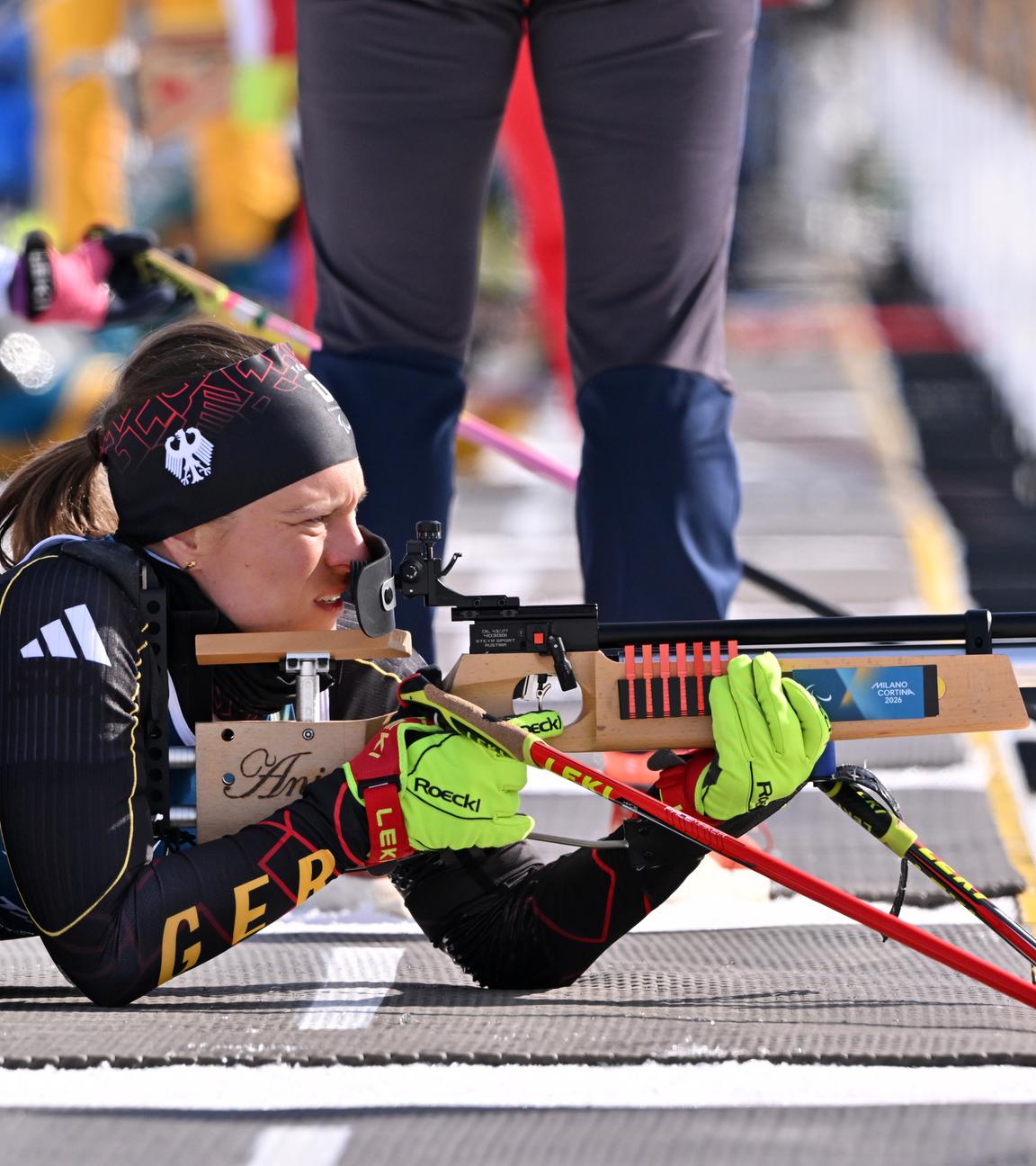 Anja Wicker beim Training am Schießstand im Tesero Cross-Country Skiing Stadium für Para-Biathlon und Para-Skilanglauf der Paralympics. Sie gewann Bronze im Biathlon-Sprint.