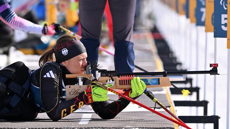 Anja Wicker beim Training am Schießstand im Tesero Cross-Country Skiing Stadium für Para-Biathlon und Para-Skilanglauf der Paralympics. Sie gewann Bronze im Biathlon-Sprint.