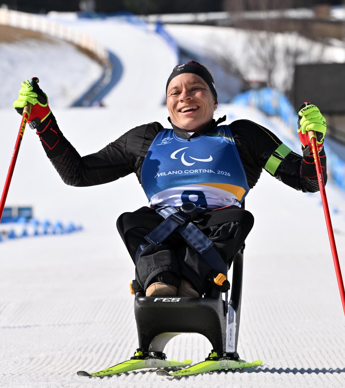 Anja Wicker freut sich im Ziel über Silber im Para Biathlon Einzel Frauen sitzend am 08.03.2026 in Tesero. 
