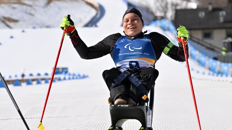 Anja Wicker freut sich im Ziel über Silber im Para Biathlon Einzel Frauen sitzend am 08.03.2026 in Tesero. 