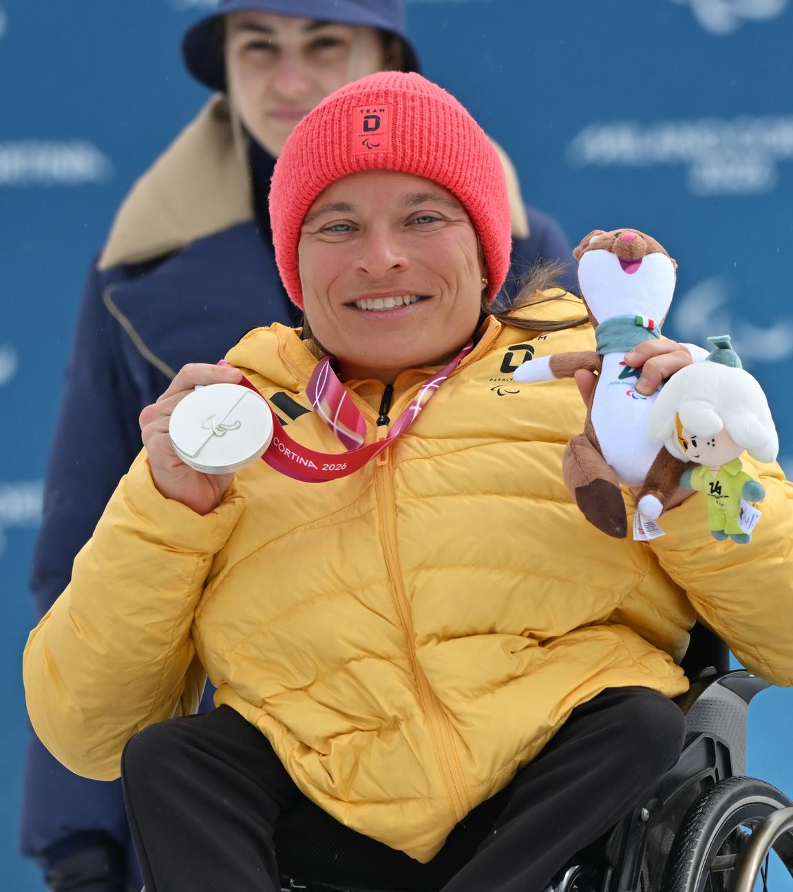 Anja Wicker präsentiert die Silbermedaille im Para Langlauf im Tesero Cross-Country Skiing Stadium am 15.03.2026. 