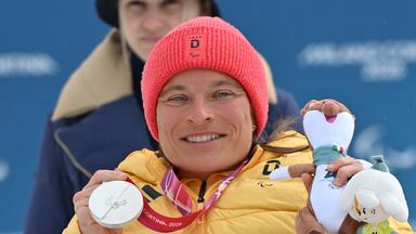 Anja Wicker präsentiert die Silbermedaille im Para Langlauf im Tesero Cross-Country Skiing Stadium am 15.03.2026. 