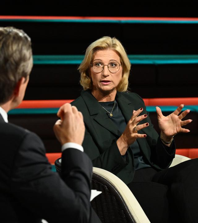 Anke Rehlinger diskutiert mit Markus Lanz. 