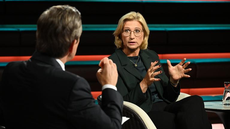 Anke Rehlinger diskutiert mit Markus Lanz. 