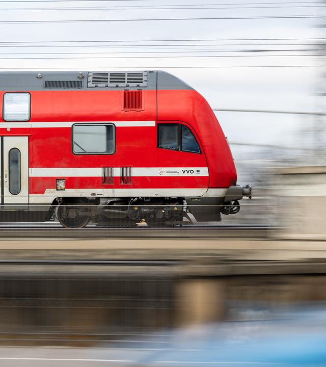 Ein Regionalexpress der DB-Regio fährt über eine Brücke