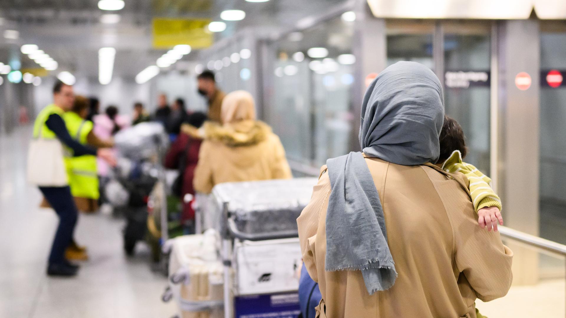 Archiv: Afghaninnen und Afghanen aus den Bundesaufnahmeprogrammen stehen im Flughafen Hannover. 