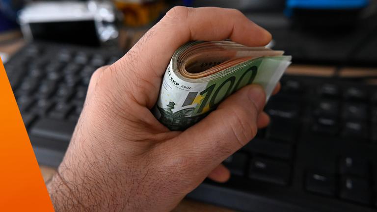 Faust umfasst viele Geldscheine