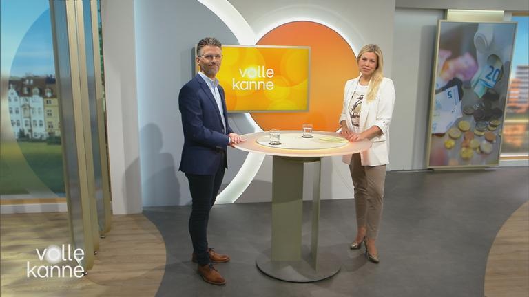 Finanz-Berater Thomas Lang am "Volle Kanne"-Pult mit Nadine Krüger.