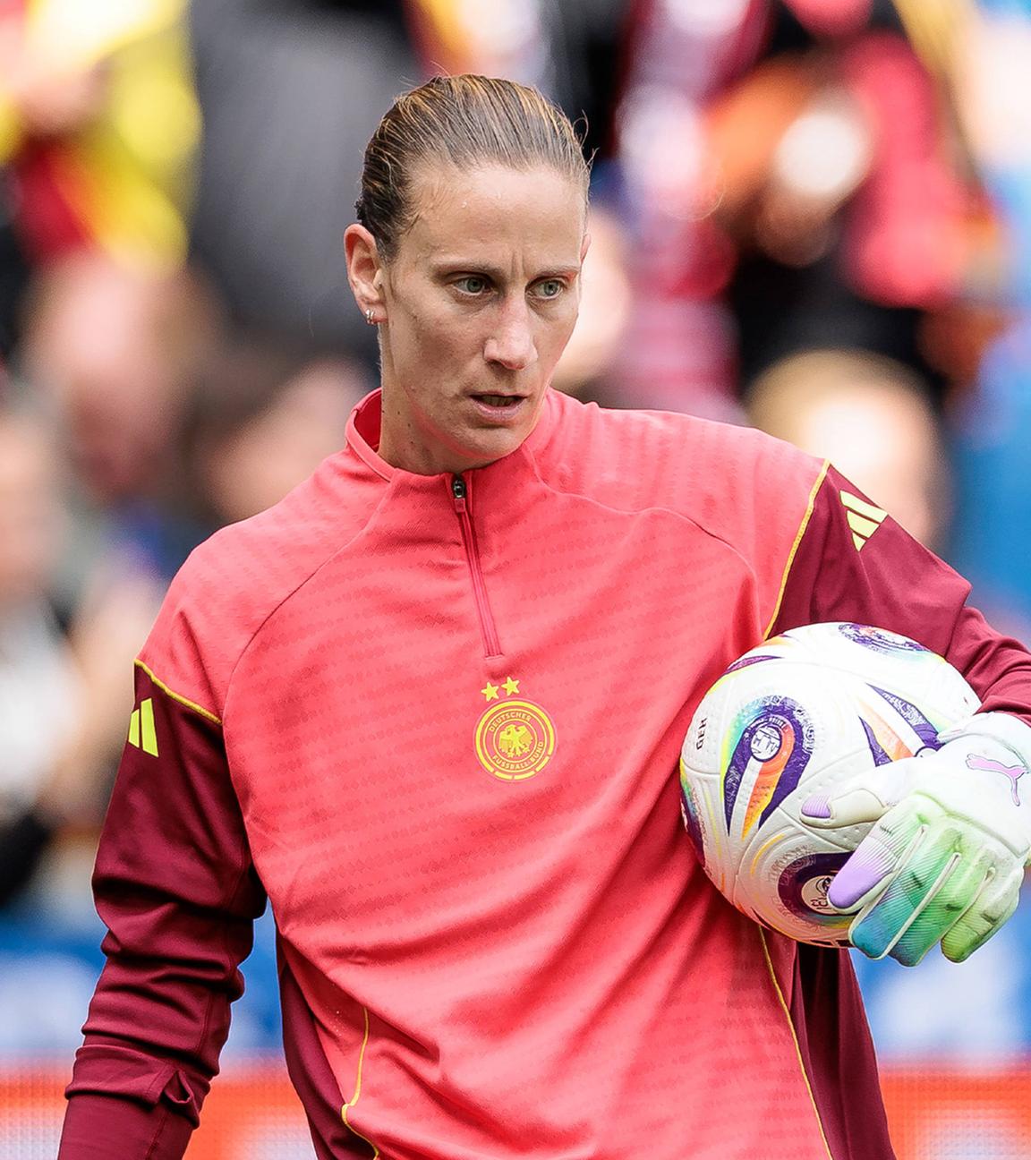 Torhüterin der deutschen Fußballnationalmannschaft Ann-Kathrin Berger beim Warmup vor dem UEFA Womans Euro Spiel gegen Dänemark im St. Jakob Park am 08.07.2025.