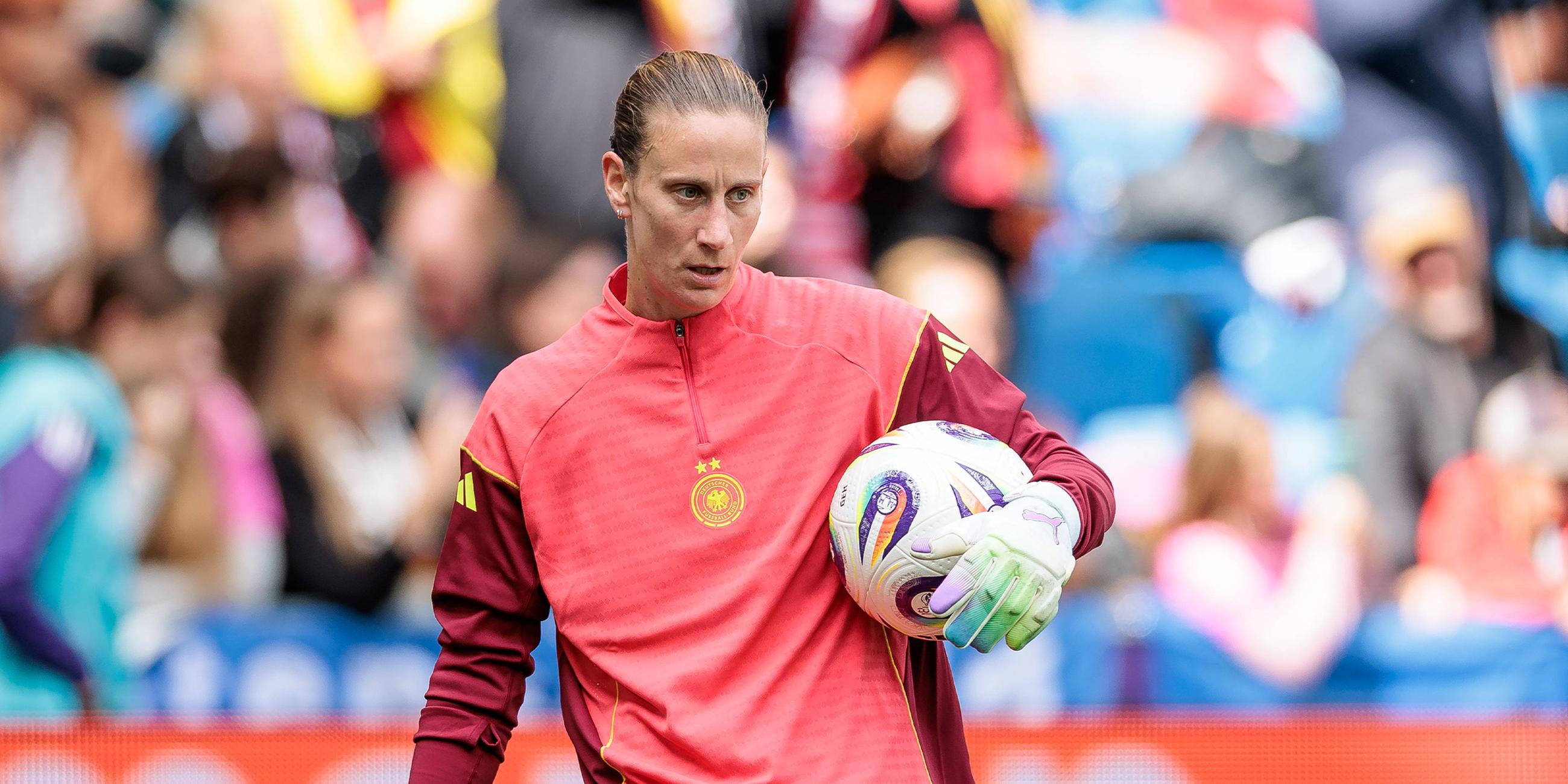 Torhüterin der deutschen Fußballnationalmannschaft Ann-Kathrin Berger beim Warmup vor dem UEFA Womans Euro Spiel gegen Dänemark im St. Jakob Park am 08.07.2025.