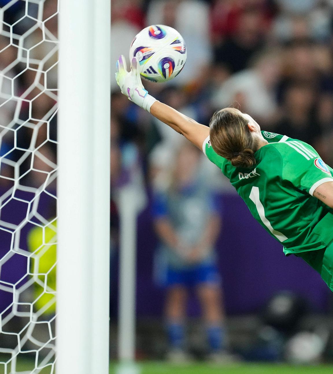 Ann-Katrin Berger, Torhüterin der deutschen Nationalmannschaft und von Gotham FC, pariert einen Schuss im Viertelfinale der UEFA Women’s EURO 2025.