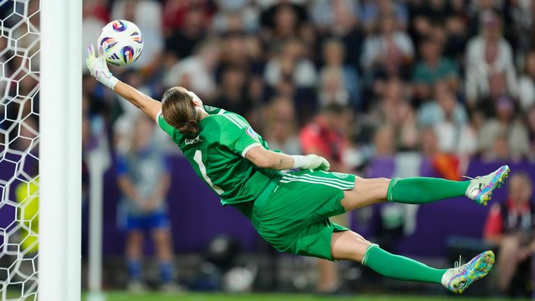 Ann-Katrin Berger, Torhüterin der deutschen Nationalmannschaft und von Gotham FC, pariert einen Schuss im Viertelfinale der UEFA Women’s EURO 2025.