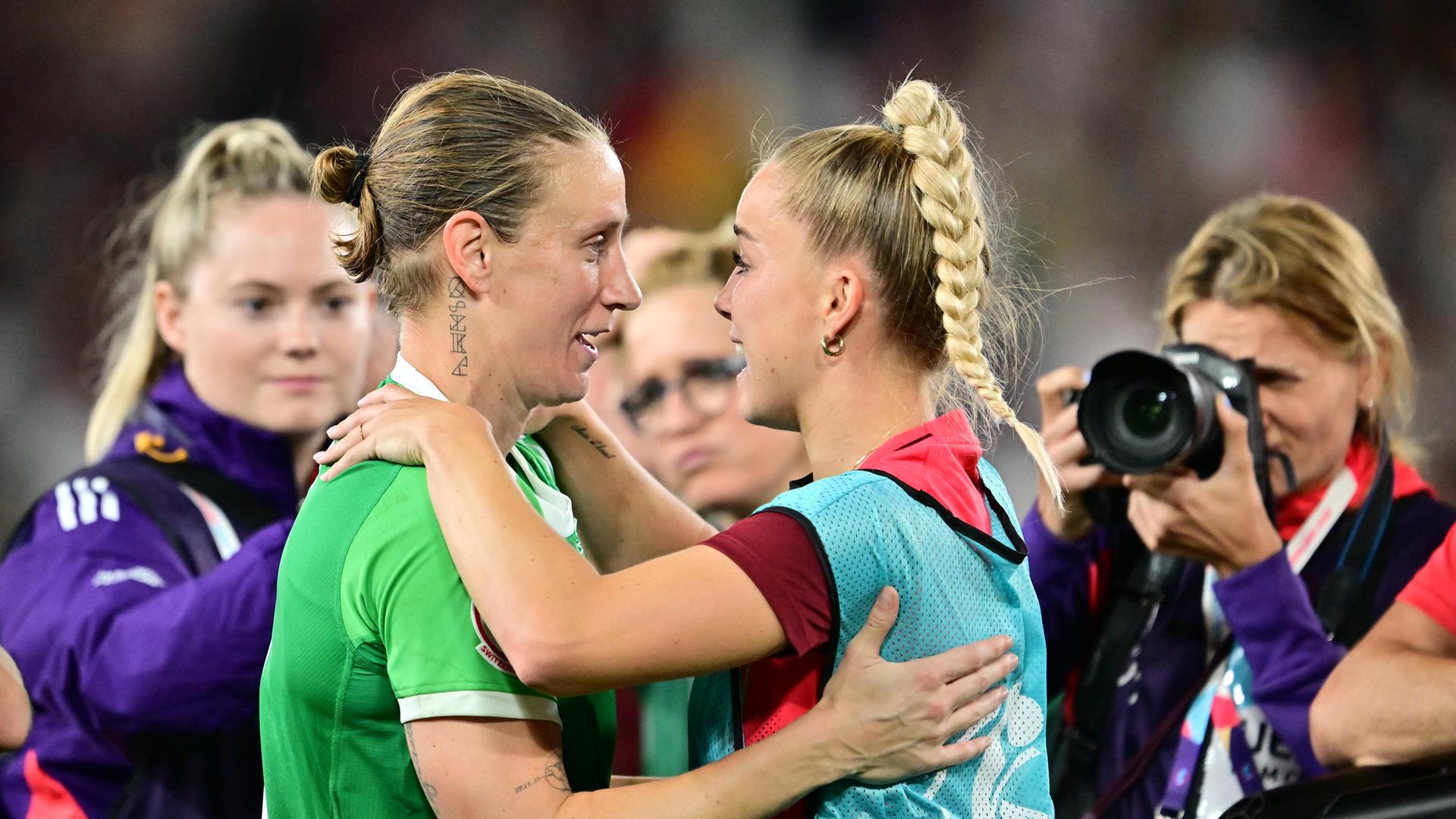 Schweiz, Basel: Fußball, Frauen: EM, Frankreich - Deutschland, Finalrunde, Viertelfinale. Deutschlands Torhüterin Ann-Katrin Berger (l) und Deutschlands Giulia Gwinn jubeln über den Sieg.