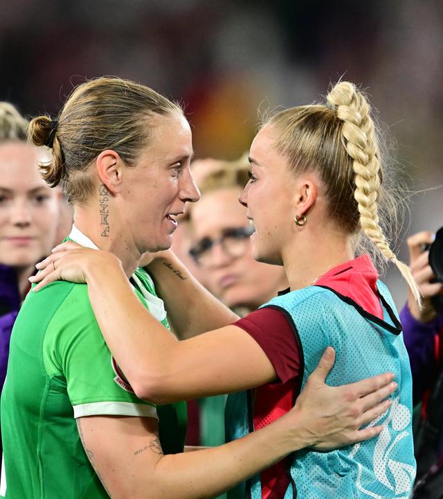 Schweiz, Basel: Fußball, Frauen: EM, Frankreich - Deutschland, Finalrunde, Viertelfinale. Deutschlands Torhüterin Ann-Katrin Berger (l) und Deutschlands Giulia Gwinn jubeln über den Sieg.