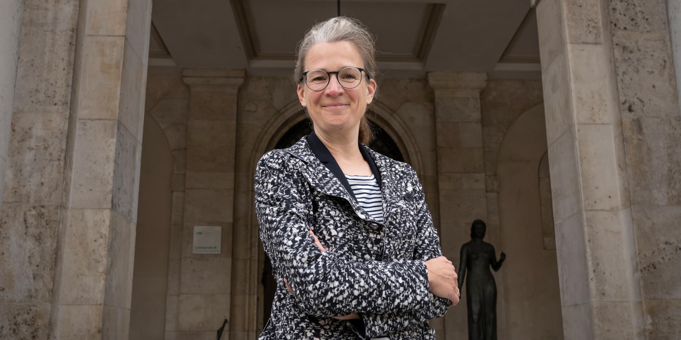 Ann-Katrin Kaufhold, Professorin an der Ludwig-Maximilians-Universität München, vor einem Gebäude am 10.07.2025 in München. 