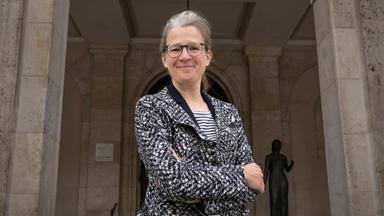 Ann-Katrin Kaufhold, Professorin an der Ludwig-Maximilians-Universität München, vor einem Gebäude am 10.07.2025 in München. 