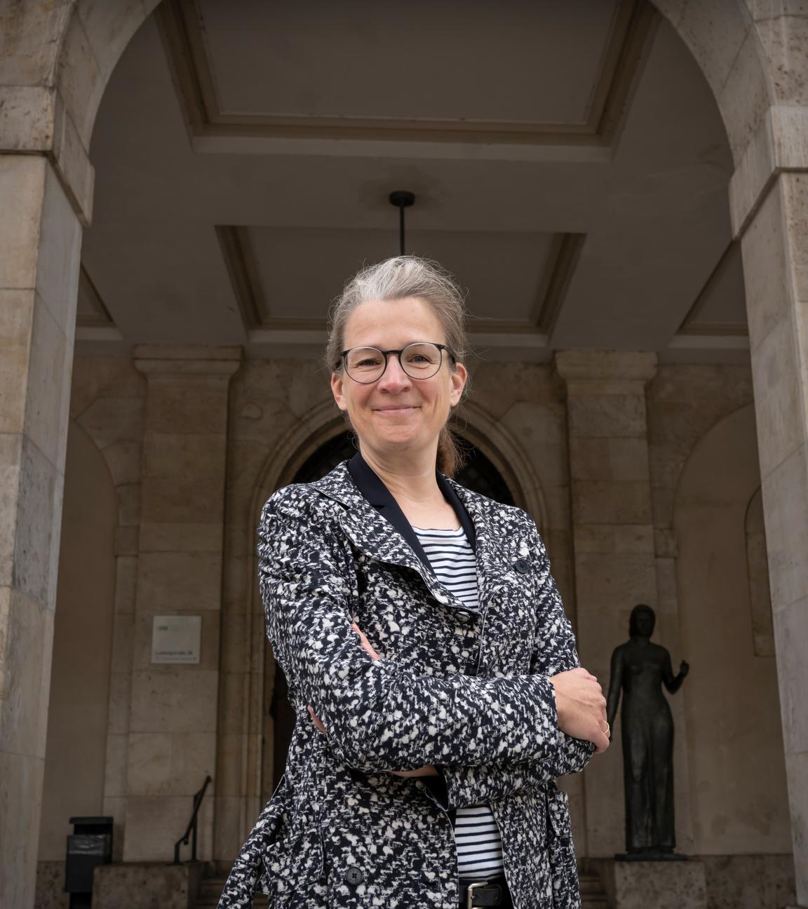 Das undatierte Handout zeigt Ann-Katrin Kaufhold, Professorin an der Ludwig-Maximilians-Universität München. 