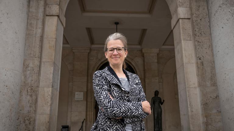 Das undatierte Handout zeigt Ann-Katrin Kaufhold, Professorin an der Ludwig-Maximilians-Universität München. 