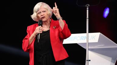 Ann Widdecombe, die ehemalige Sprecherin für Einwanderung und Justiz der Partei "Reform UK", hält eine Rede.