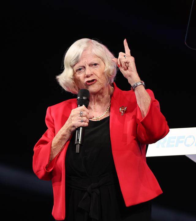 Ann Widdecombe, die ehemalige Sprecherin für Einwanderung und Justiz der Partei "Reform UK", hält eine Rede.