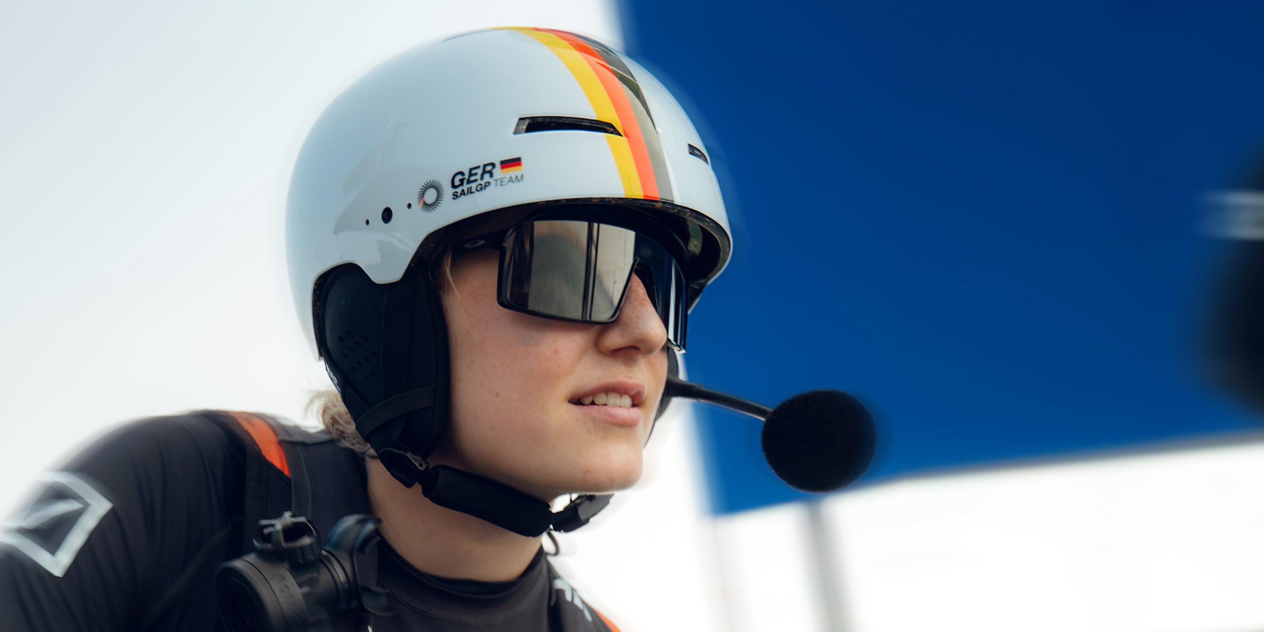SailGP-Strategin Anna Barth, hier im Einsatz am Grinder.