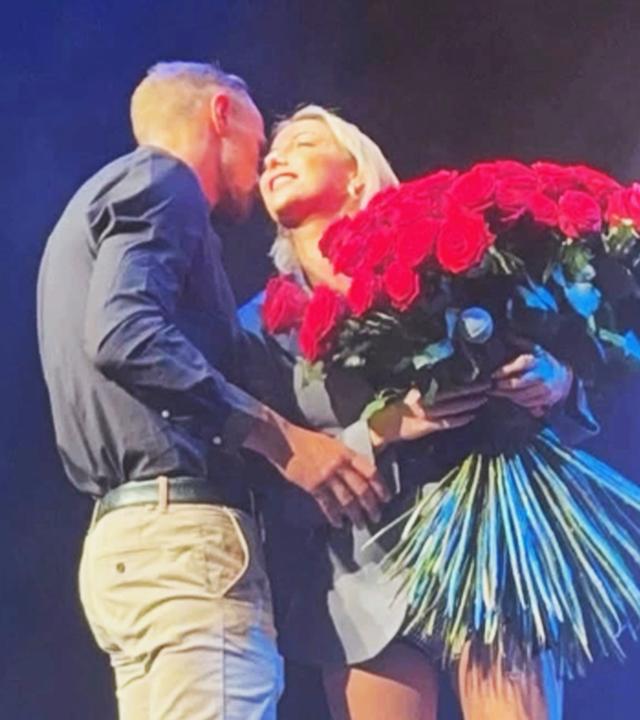 Sängerin Anna-Carina Woitschack küsst auf der Bühne einen Mann, der sie mit Rosen beschenkt.