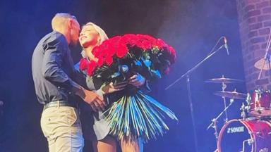Sängerin Anna-Carina Woitschack küsst auf der Bühne einen Mann, der sie mit Rosen beschenkt.