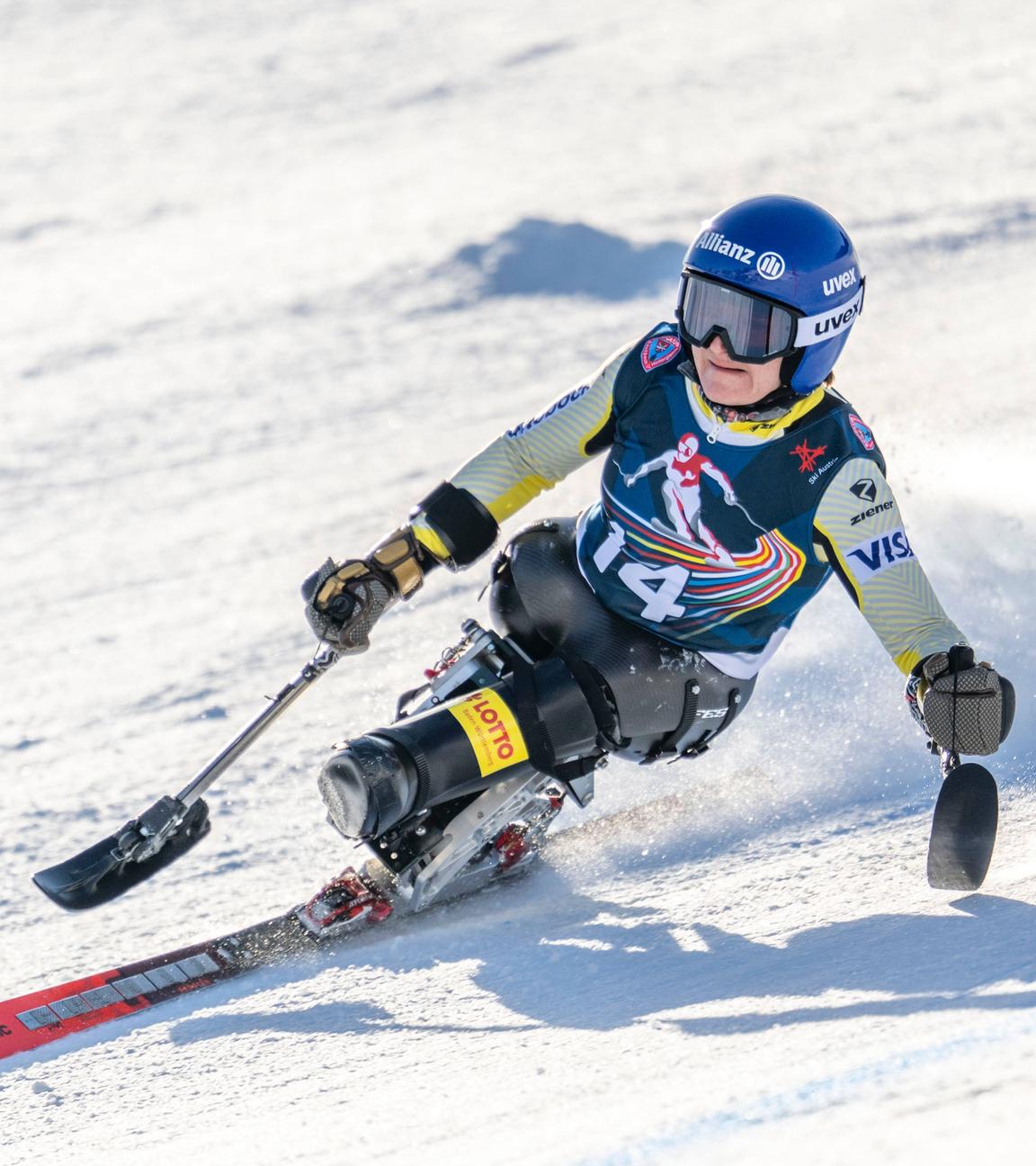 Die deutsche Monoskibobfahrerin Anna-Lena Forster fährt beim FIS Para Ski WorldCup in Saalbach den Hügel hinab
