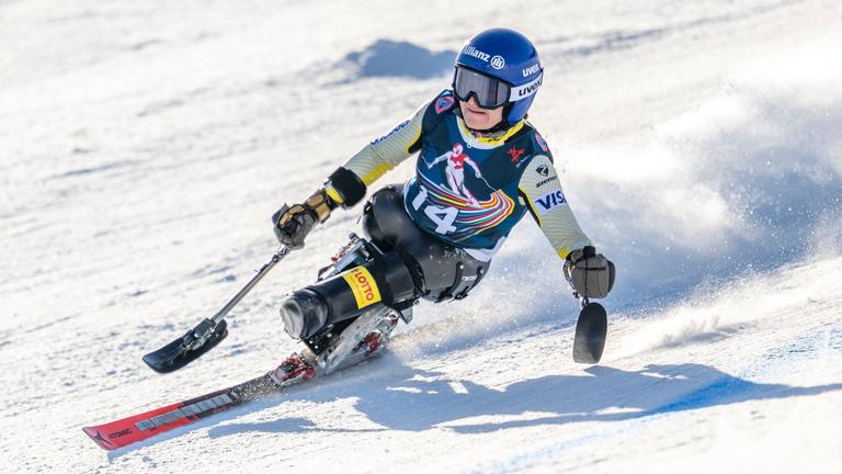 Die deutsche Monoskibobfahrerin Anna-Lena Forster fährt beim FIS Para Ski WorldCup in Saalbach den Hügel hinab