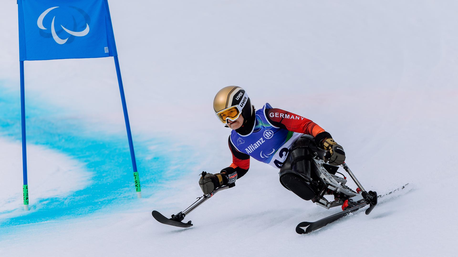 Anna-Lena Forster fährt am 12.03.2026 beim Riesenslalom die Piste in Cortina hinunter.