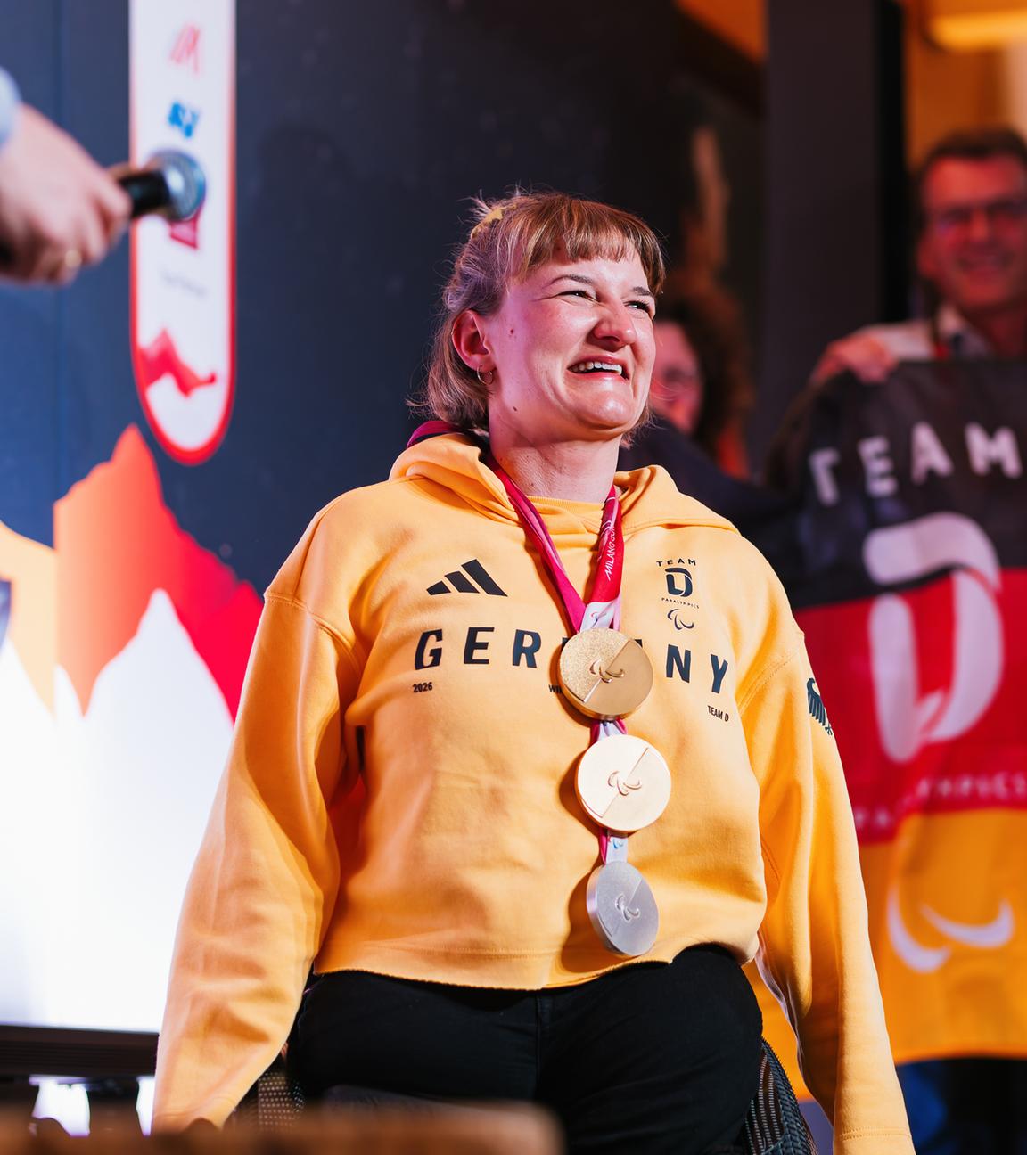 Anna-Lena Forster (Deutschland) steht im Deutschen Haus und trägt dabei ihre bereits gewonnenen zwei Goldemedaillen. 