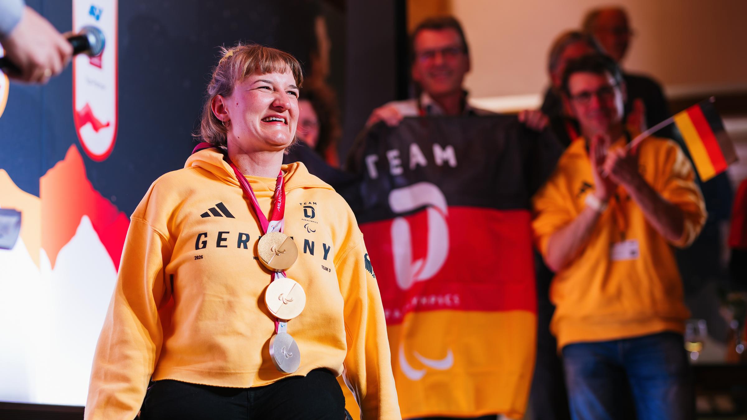 Anna-Lena Forster (Deutschland) steht im Deutschen Haus und trägt dabei ihre bereits gewonnenen zwei Goldemedaillen. 