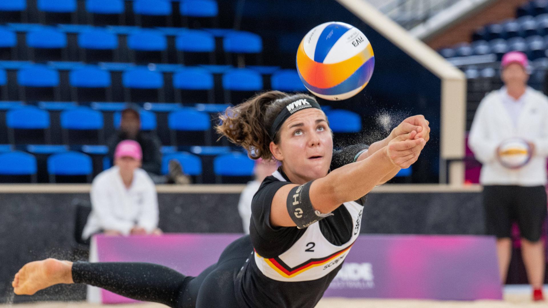 Anna-Lena Grüne (GER) im Einsatz als Player 2 bei den Beachvolleyball-Weltmeisterschaften am 17. November 2025 in Adelaide, Australien.
