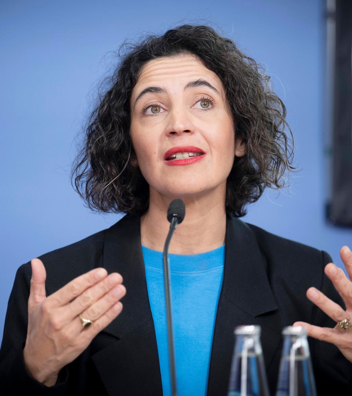 Anna-Lena von Hodenberg, Geschäftsführerin der HateAid Gmbh, spricht während einer Pressekonferenz am 13.02.2024 zur Gründung der Organisation. 