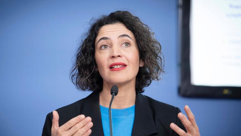 Anna-Lena von Hodenberg, Geschäftsführerin der HateAid Gmbh, spricht während einer Pressekonferenz am 13.02.2024 zur Gründung der Organisation. 