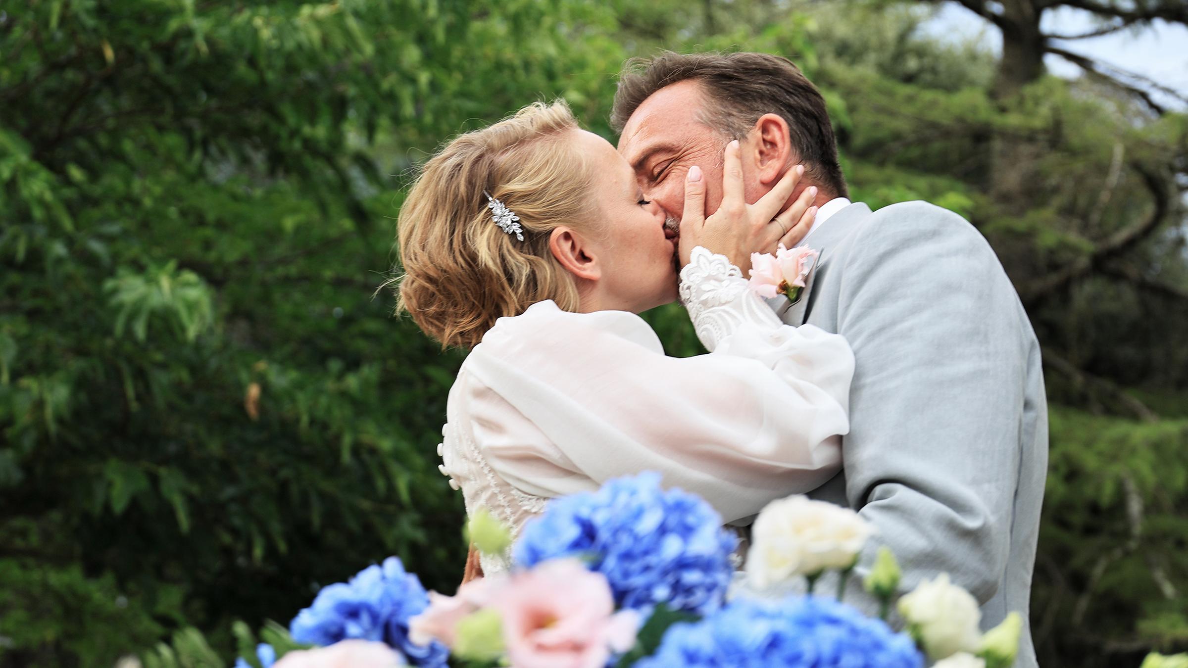 Schauspielerin Anna Maria Mühe und Lucas Gregorowicz haben sich in das Ja-Wort gegeben. Die beiden feierten im engen Kreis in der Toskana. (25.08.2025)
