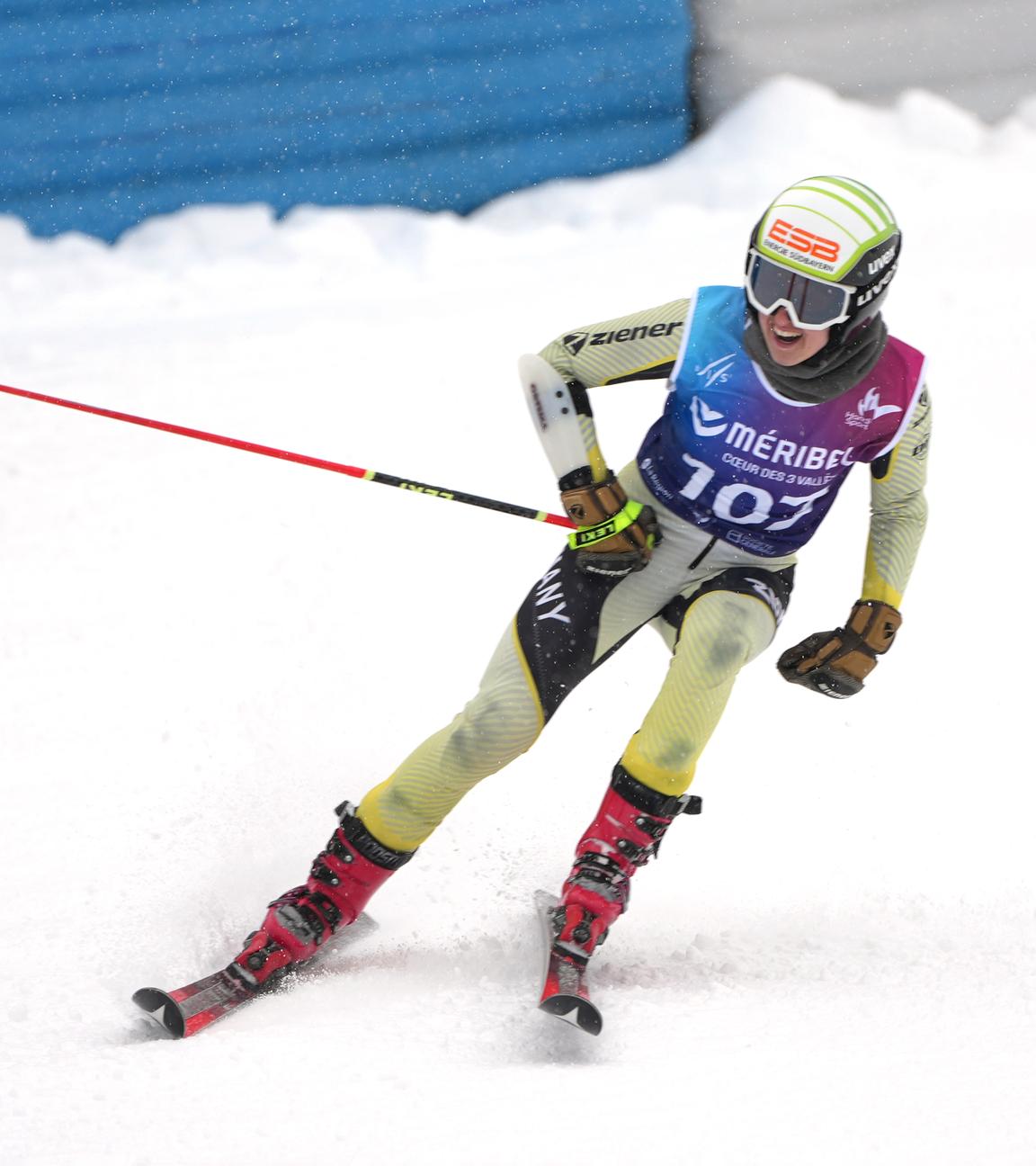 Anna-Maria Rieder auf den Ski auf der Piste.